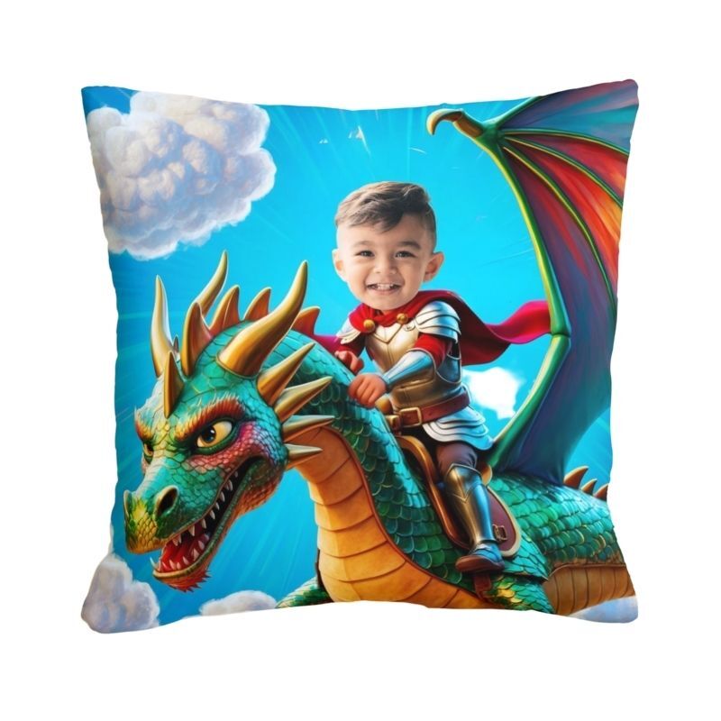 BAJKOWA_PODUSZKA_PERSONALIZOWANA_ZE_ZDJECIEM_RYCERZ_NA_SMOKU (2) Personalizowany prezent ze zdjęciem poduszka smok poduszka Obrazek przedstawia dziecko jadące na smoku. Na poduszce znajduje się motyw smoka oraz dziecko, które pełni rolę jeźdźca. Twarz dziecka została wklejona z przesłanego zdjęcia, co nadaje produktowi personalizowany charakter. Produkt: personalizowana poduszka ze smokiem i zdjęciem dziecka.